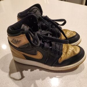 Air Jordan Retro 1 High OG, Size 13C (little  kids) Black And Gold